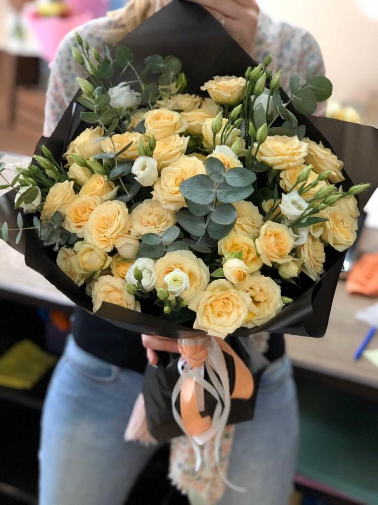 Букет цветов из: Розы и Лизиантусы в Тельмане