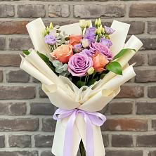 Букет цветов из:  Лизиантусы и Розы в Тельмане