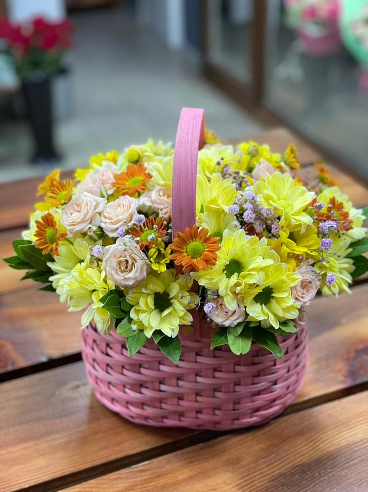 Цветочная композиция из Хризантемы и Розы в корзине в Тельмане