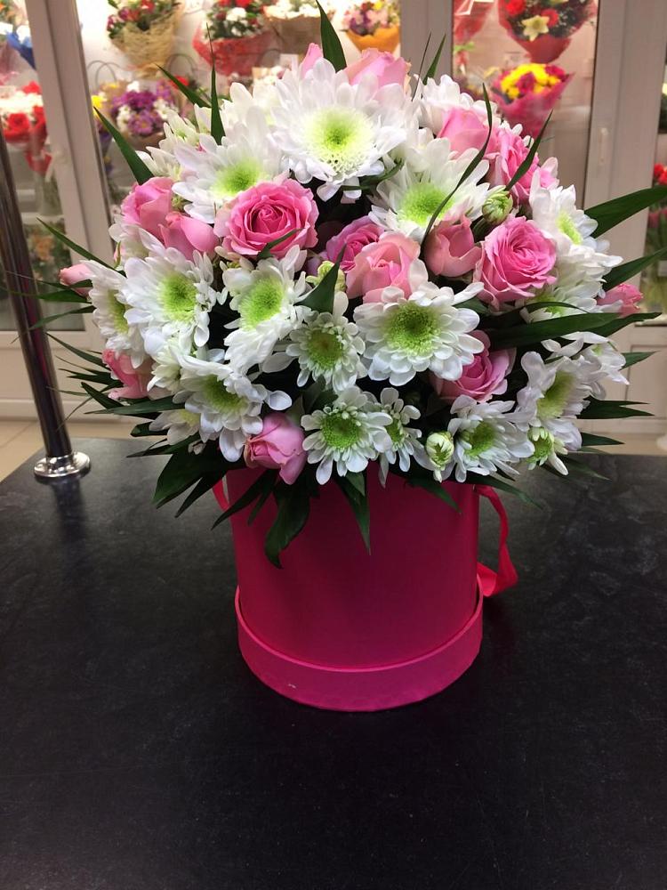 Цветочная композиция из Розы и Хризантемы в шляпной коробке в Тельмане