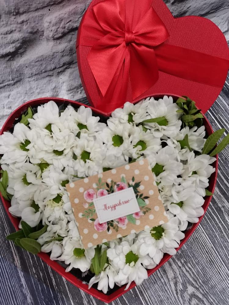 Цветочная композиция из Хризантемы в виде сердца в Тельмане