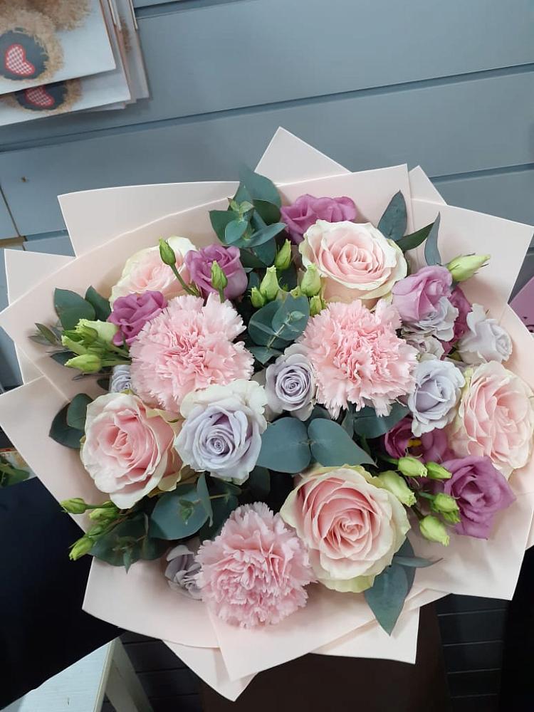 Букет цветов из: Розы, Гвоздики и Лизиантусы в Тельмане